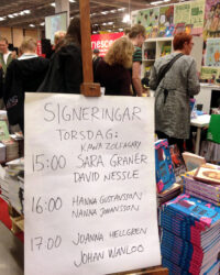 Skylt med namnen på de tecknare som signerade på Seriescenen 2013. Foto: Malinda Lindmark.